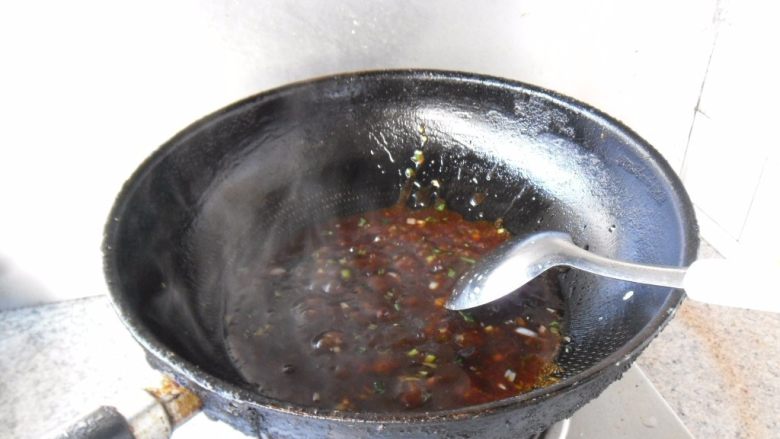 焦熘茄条,熬制芡汁糊化粘稠