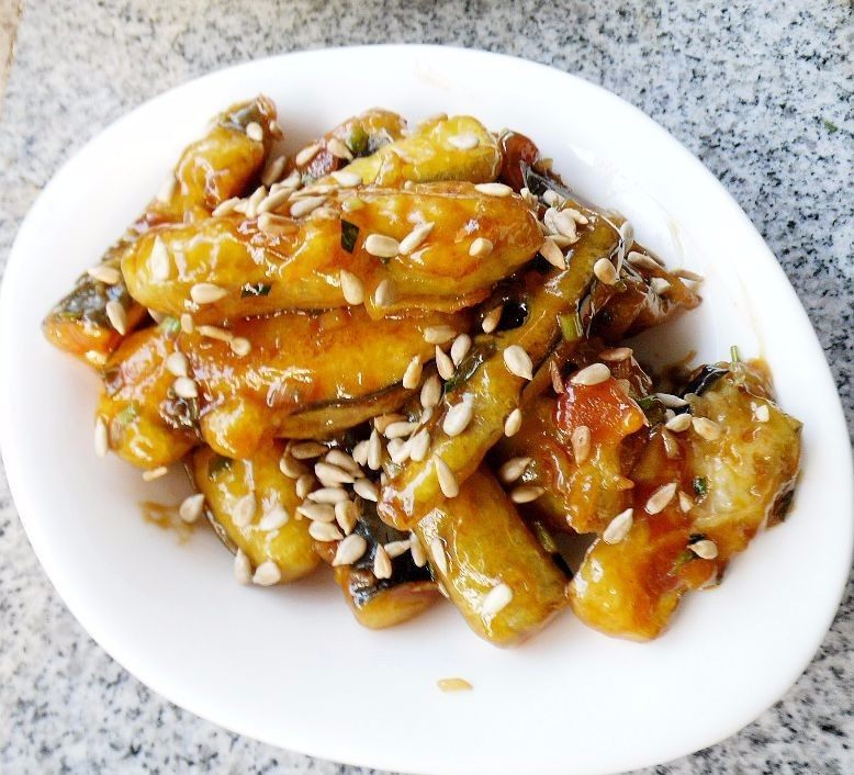 焦熘茄条, 撒些<a style='color:red;display:inline-block;' href='/shicai/ 2462'>瓜子仁</a>点缀,即可上桌品味