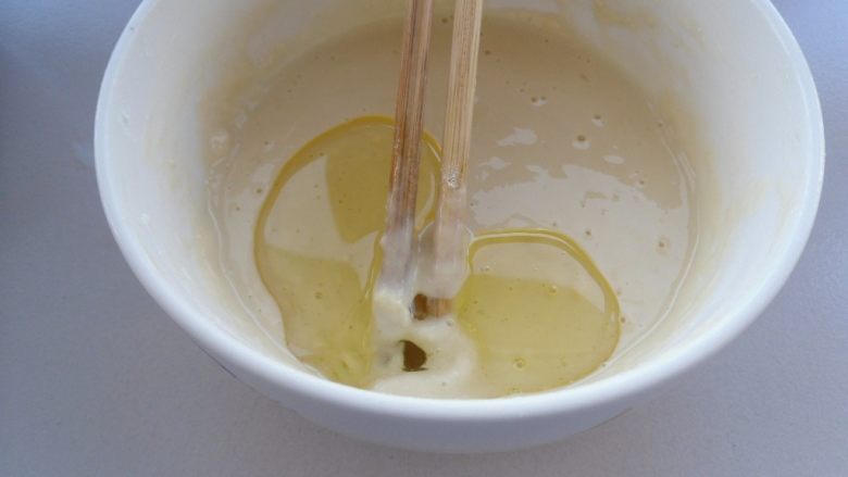 椒盐虾仁, 再加10克食用油充分搅拌均匀