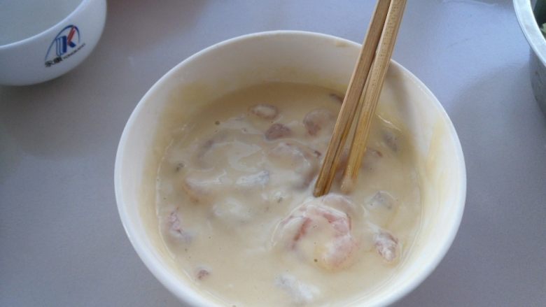 椒盐虾仁, 将其轻轻翻拌均匀
