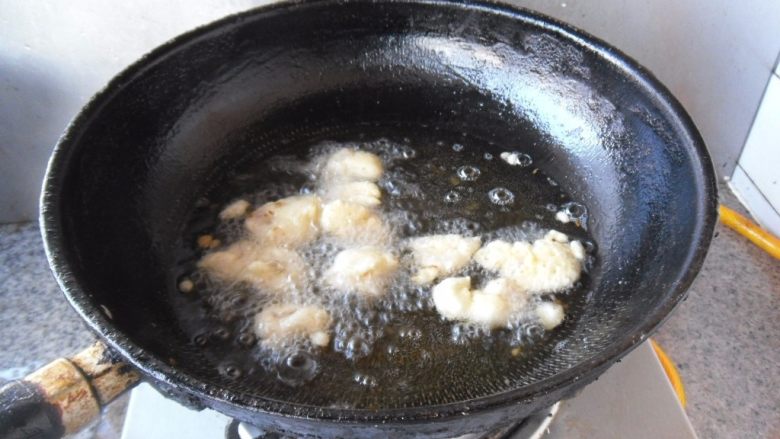 椒盐虾仁, 热油,放入蘸匀软炸糊的虾仁,炸制到均匀上色,漂浮起来即可捞出