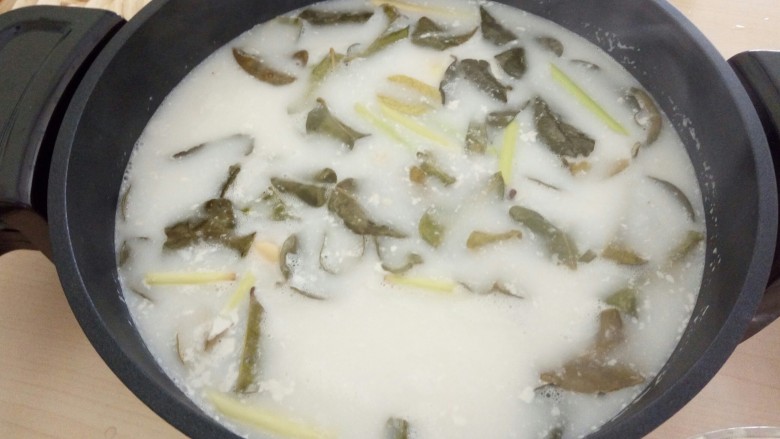 冬阴功火锅,香茅滚刀切段,柠檬叶切段。锅内倒入少许水,加椰浆,放入香茅、南姜、柠檬叶等煮开。放入冬阴功酱,熬开,酌情放入鱼露。最后放入青柠檬汁,一定不要直接放入柠檬片,答应我,一定不要!