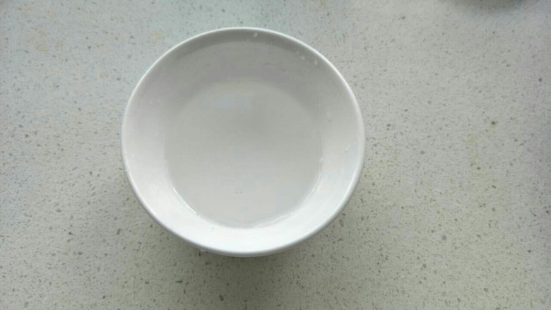 糖烤板栗,把碗里的20克糖加入10克热水,搅拌到无颗粒。
