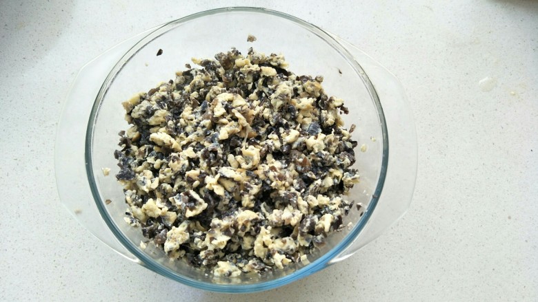美味韭菜盒子,木耳和鸡蛋尽量抄的碎一点,炒好后装盘碗中,晾凉备用.