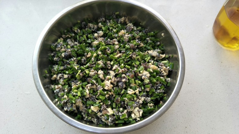 美味韭菜盒子,倒上油搅拌均匀,然后再加盐搅拌均匀(也可加虾皮根据个人口味)