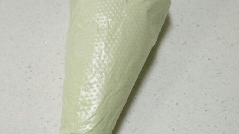 抹茶蛋白糖,装上喜欢的裱花嘴,没有可以直接装入裱花袋,剪口挤。