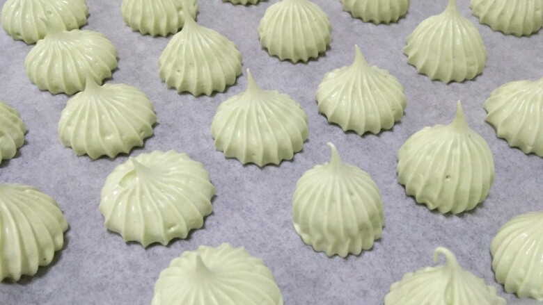 抹茶蛋白糖,全部挤好,正好满满一盘。