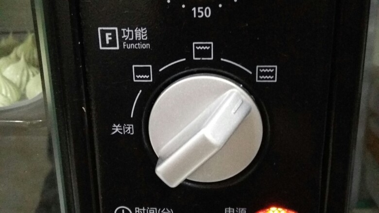 抹茶蛋白糖,放入烤箱90度,80分钟,持续低温烘烤。中间可以看一下,根据自己家烤箱脾气调整。