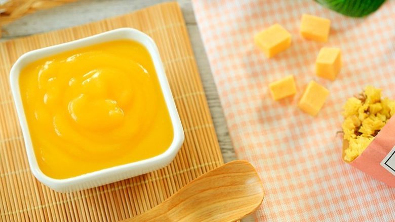 地瓜泥米糊,7个月的宝宝可以慢慢的增加辅食的量。添加的辅食性状还是以稠糊状的泥类为主,辅食添加可以调整为每天2次,添加辅食不要减少总奶量.
