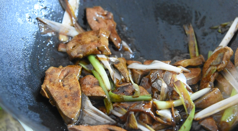 酱爆猪肝这样做,滑嫩下饭,1个技巧搞定它,倒入猪肝,快速翻炒至猪肝均匀裹上酱汁