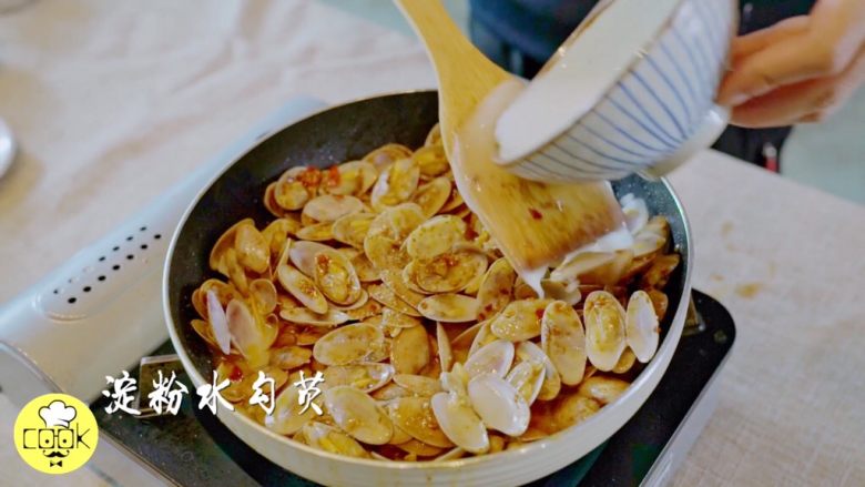 15分钟做个香爆花甲,最后加入淀粉水勾芡,美滋滋