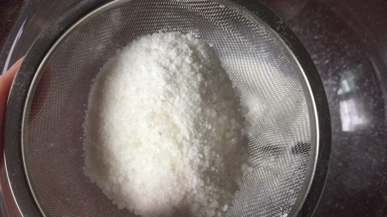 定胜糕,将磨好的大米米粉同样过筛两遍。没有料理机干磨功能的,买干糯米粉代替。水磨糯米粉有朋友做过,也是可以的。