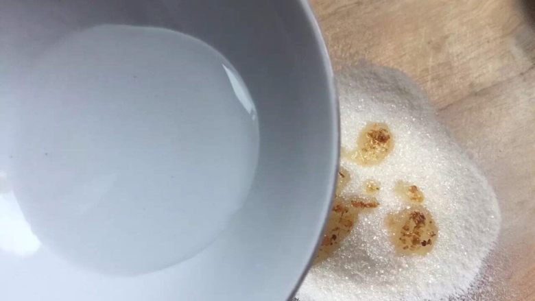 定胜糕,加入清水,这里的清水慢慢加,不要一股脑儿全倒了。每个粉的吸水不同。