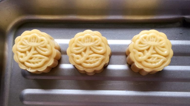 广式栗子蓉月饼,把模具倒扣在烤盘上,用力均匀往下压紧,然后脱模。