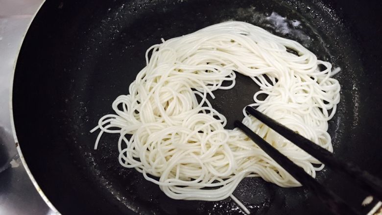 一面情深之鸡蛋爱上挂面,把控干水的挂面放入平底锅内,用筷子把中间拨开一个洞,成圆形!