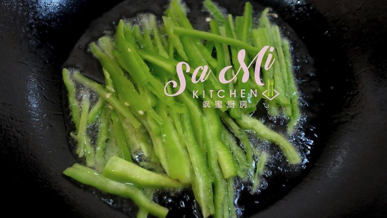 尖椒土豆丝(极简版),大火烧锅,锅中倒入适量食用油,待油微热时放入尖椒丝翻炒30秒左右爆香