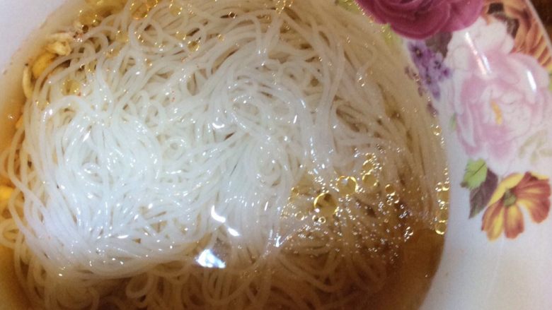 东北小镇的特色热汤冷面,加入开水,没过冷面