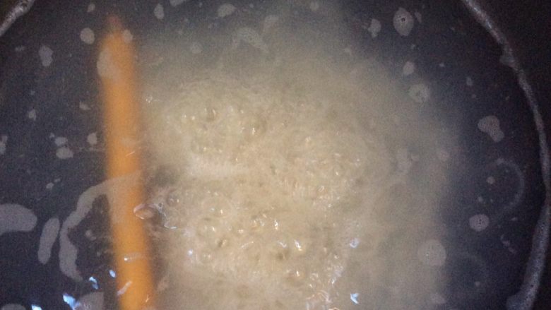 东北小镇的特色热汤冷面,烧一锅水,水开了放入泡好的冷面,<a style='color:red;display:inline-block;' href='/shicai/ 40833'>鸡肉肠</a>不剥皮直接煮(这个是传统,第一次见这么做的时候我也惊呆了,哈哈)