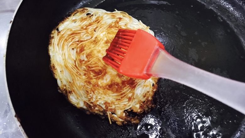 一面情深之鸡蛋爱上挂面,把准备好的酱适量的刷在煎饼上。千万不要刷多了哈!咸了就不好吃了。