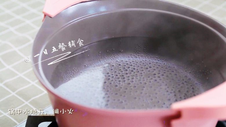 白菜鱼丸 宝宝健康辅食,龙利鱼+鸡蛋,锅中水烧开,调小火。