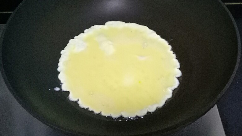 炒河粉,倒入鸡蛋液,用筷子画圈搅拌至凝固