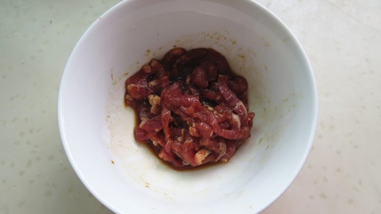 芹菜炒肉丝,肉丝放入碗中，倒入<a style='color:red;display:inline-block;' href='/shicai/ 718'>料酒</a>、<a style='color:red;display:inline-block;' href='/shicai/ 788'>生抽</a>抓匀腌制一会儿