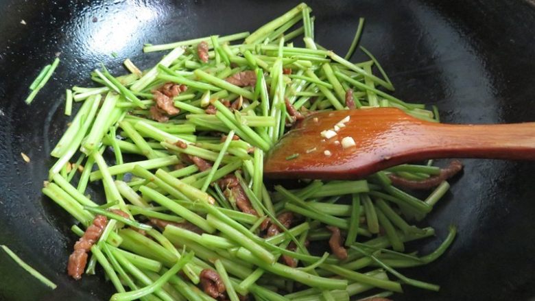 芹菜炒肉丝,倒入芹菜段炒匀，加少量水