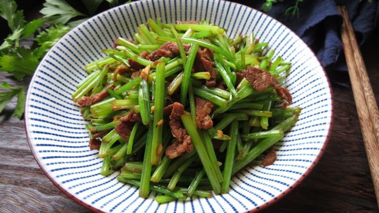 芹菜炒肉丝,装盘开吃
