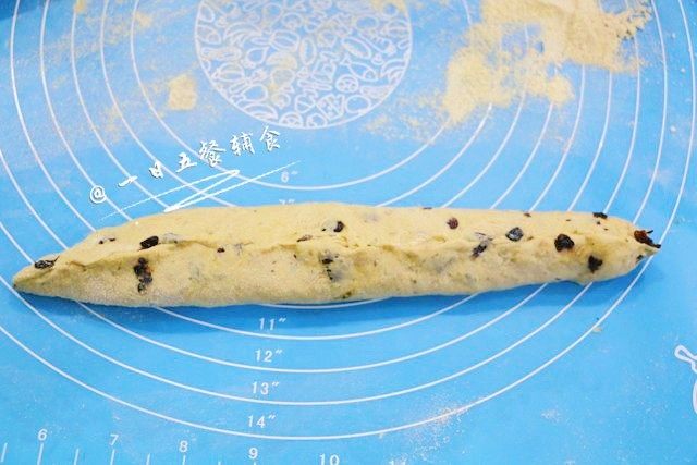 法棍 宝宝辅食,即发干酵母+ 果干+香料,将面团擀成长方形,一边擀薄。从下往上卷起,使表面绷紧,将接口捏合。就是这个样子,若不捏紧,可能就会在发酵及烘焙过程中爆开。