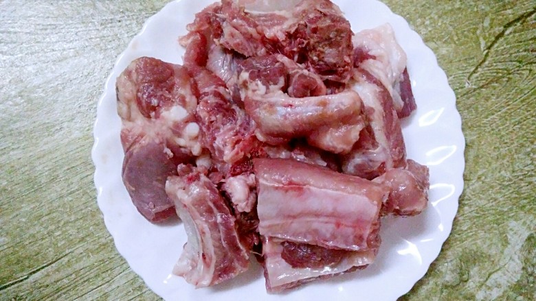 芥菜排骨煲,准备食材,<a style='color:red;display:inline-block;' href='/shicai/ 434'>排骨</a>