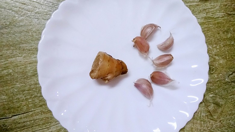芥菜排骨煲,准备食材,<a style='color:red;display:inline-block;' href='/shicai/ 37'>姜</a>蒜