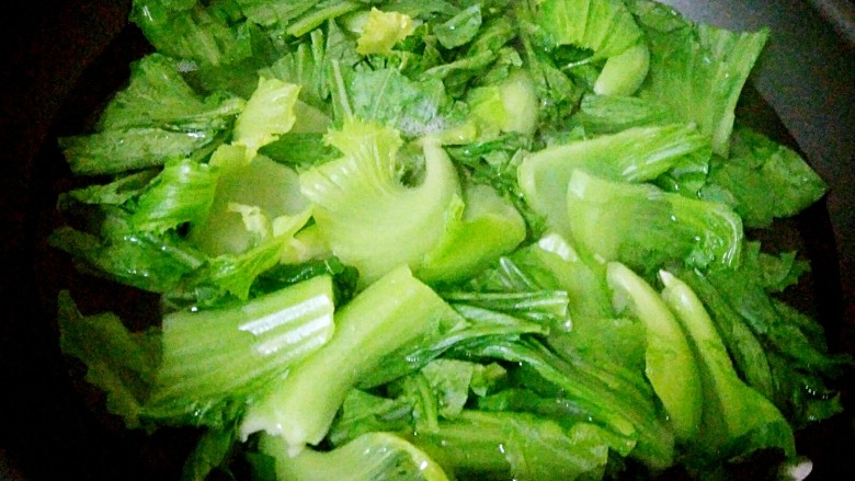 芥菜排骨煲,锅里再次烧开水,倒入芥菜焯水,捞起来备用