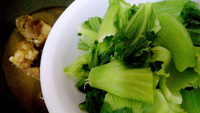 芥菜排骨煲,中途翻拌下,最后倒入芥菜焖煮10分钟