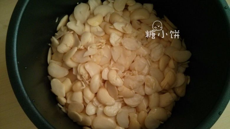 黑美人【奶香曲奇广式月饼】附：自制芸豆馅,把所有表皮都去掉，豆瓣倒入高压锅中，加入刚好没过豆瓣的水，电高压锅上汽后压30分钟，自然放气后开盖