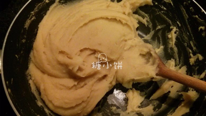 黑美人【奶香曲奇广式月饼】附：自制芸豆馅,水分收干至变成豆沙状后，不停搅拌翻炒直至可以成团即可。
这款因为加了黄油所以是奶香味的，如果不想要奶香味的换成无味的<a style='color:red;display:inline-block;' href='/shicai/ 857'>植物油</a>就可以。
