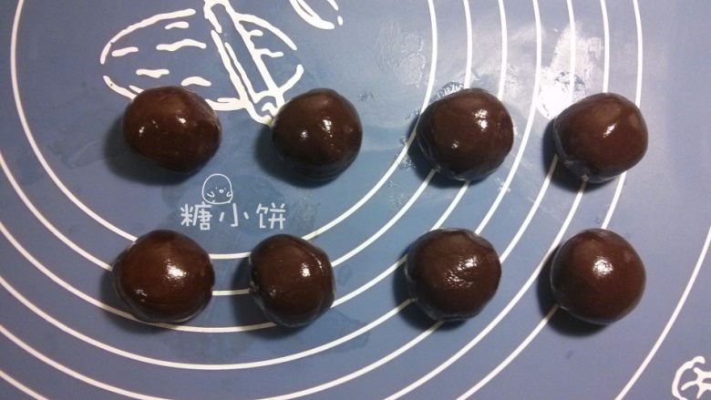 黑美人【奶香曲奇广式月饼】附：自制芸豆馅,将可可饼皮分割成8个，每个重约15G，搓圆备用