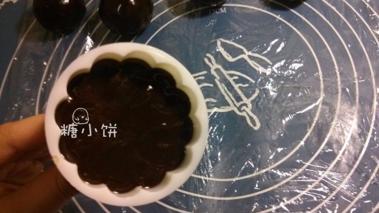 黑美人【奶香曲奇广式月饼】附：自制芸豆馅,取一个包好的生坯压入月饼模具中。
如果觉得有点粘模的话可以抹一点点植物油防粘。