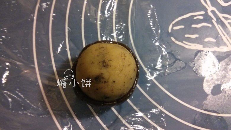 黑美人【奶香曲奇广式月饼】附：自制芸豆馅,取一个饼皮面团压扁，包馅