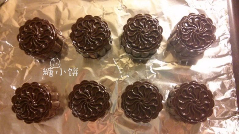 黑美人【奶香曲奇广式月饼】附：自制芸豆馅,从模具中推出来成型，排入铺好锡纸的烤盘中
