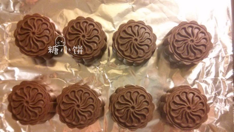 黑美人【奶香曲奇广式月饼】附：自制芸豆馅,送入预热好180摄氏度的烤箱中层，上下火烤12分钟即可（图为烤过之后的样子，对比步骤18可以看出明显区别）。
因为是可可色的所以就不刷蛋液了