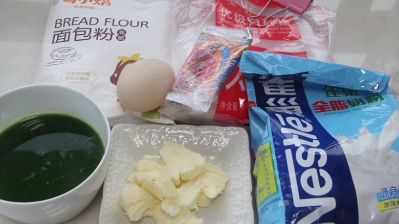 萌萌哒&小熊面包, 新鲜菠菜洗净用热水烫软,然后榨出汁
