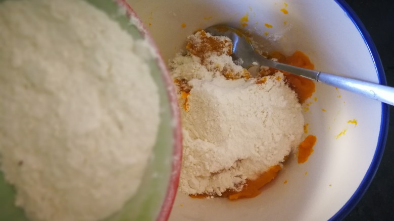 千层手撕南瓜馒头,加入面粉用手搓匀,不用另外加水,南瓜蒸出来后很多水的。