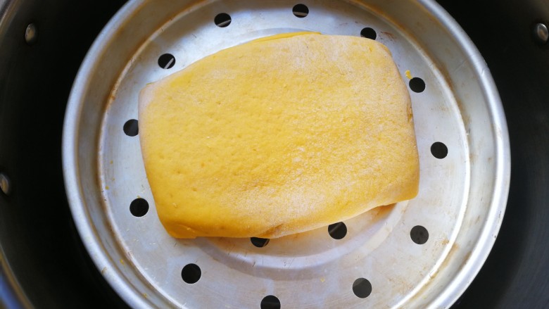 千层手撕南瓜馒头,锅里烧温水关火,放入生馒头胚进行二次发酵,约15分钟,再开大火蒸12分钟关火不开盖,焖3分钟,取出放凉切成自己喜欢的形状即可。