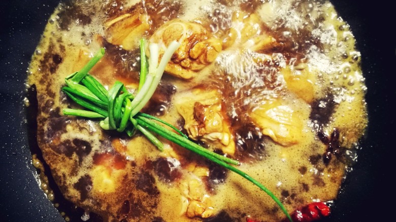 板栗炖鸡腿,鸡块变色之后向锅中加入热水,水没过鸡块即可,再把打结的<a style='color:red;display:inline-block;' href='/shicai/ 3250'>葱</a>放进锅中,转大火焖十五分钟。