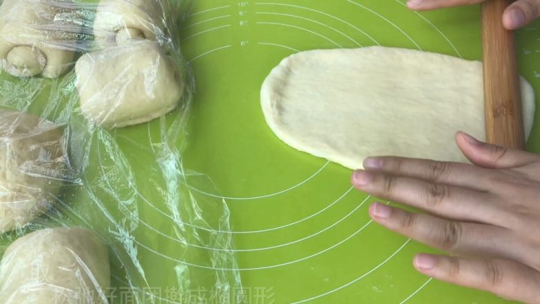 淡奶油吐司,取松弛好面团 拍扁 擀成椭圆形