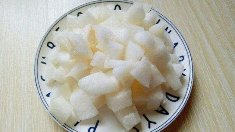 #辣味#开胃小菜~酸辣萝卜丁,梨去皮,去核,切丁。