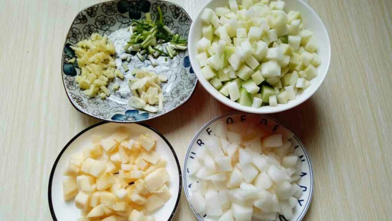 #辣味#开胃小菜~酸辣萝卜丁,所有食材准备工作完成。
