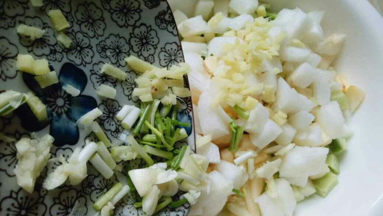 #辣味#开胃小菜~酸辣萝卜丁,再加入葱姜蒜: 葱姜蒜去皮切碎。