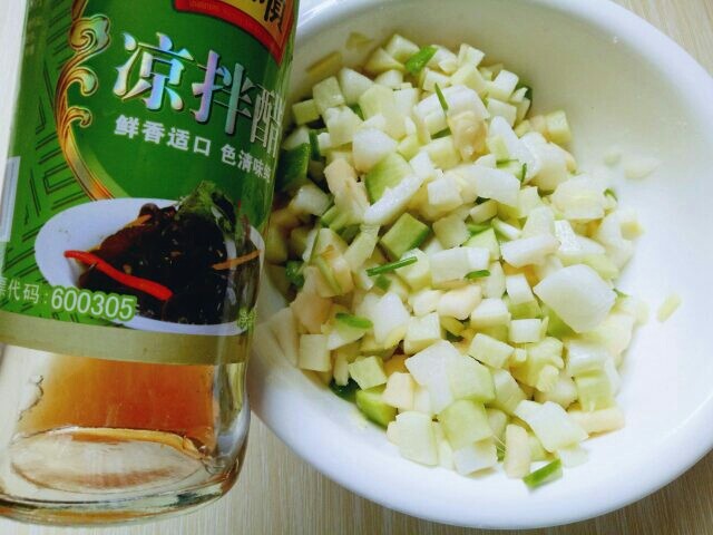 #辣味#开胃小菜~酸辣萝卜丁,加入<a style='color:red;display:inline-block;' href='/shicai/ 51612'>凉拌醋</a>。(量依个人口味)