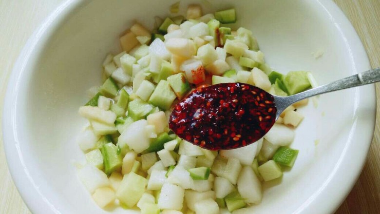 #辣味#开胃小菜~酸辣萝卜丁,再加入油泼辣子,拌均匀即可。